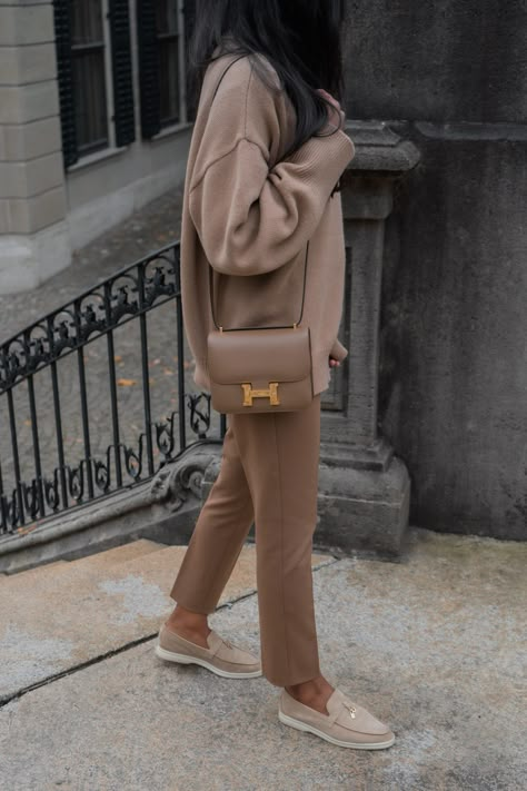 Lora Piana Shoes Outfit, Paris Spring Outfit, Minimalist Spring Outfits, Loro Piana Summer Charms, Neutral Spring Outfit, Mini Constance, Style For Autumn, Camel Outfit, Camel Sweater