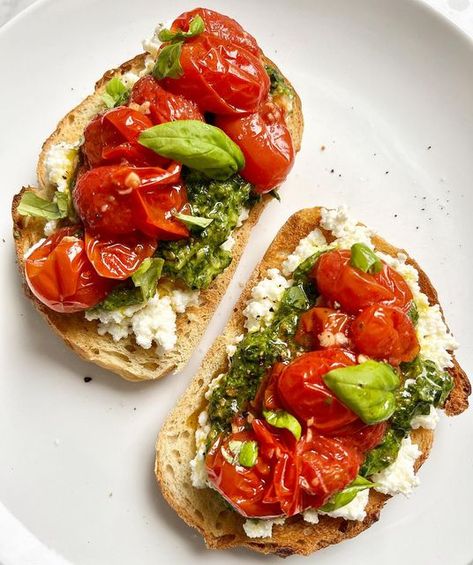 Pesto Tomato Toast, Ricotta Pesto Toast, Pesto On Toast, Vegan Toast Toppings, Pesto Toast Breakfast, Ricotta Cheese Breakfast Recipes, Sent Combos, Savoury Toast, Colourful Meals