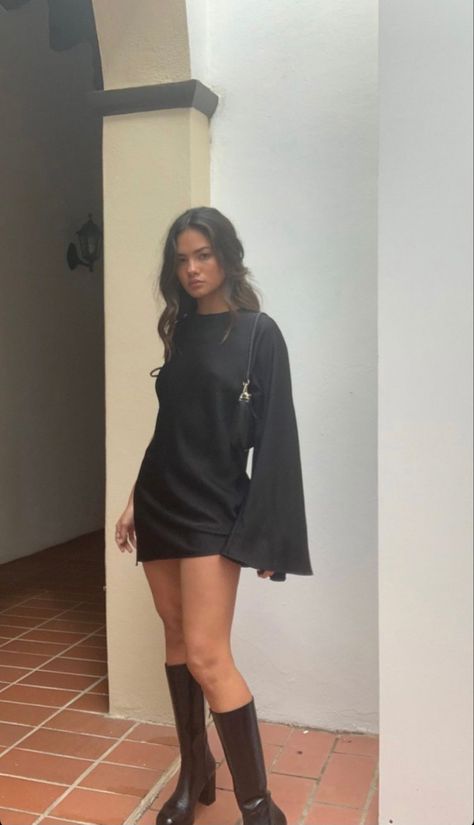 Cenit Nadir, Spanish Fashion, Concert Outfit, Get The Look, Minimalist Fashion, Tshirt Dress, Leather Skirt, Going Out, Autumn Fashion