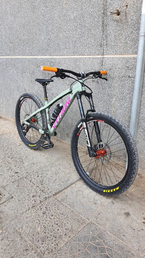 Hardtail Mtb, Adrenaline Sports, Hardtail Mountain Bike, Electric Dirt Bike, Pedal Pushers, Bike Mtb, Mountain Bikes, Action Sports, Dirt Bike