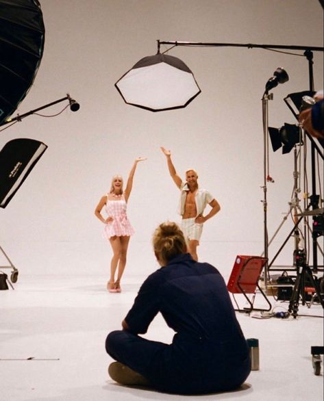 Barbie Behind The Scenes, Margot And Ryan, Directed By Greta Gerwig, Barbie Margot Robbie, Ken And Barbie, Barbie Movie 2023, Hi Barbie, Barbie 2023, The Barbie Movie