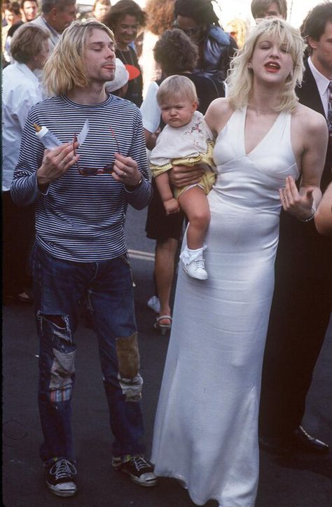 Kurt Cobain and Courtney Love with their daughter Frances Bean at the 1993 MTV Video Music Awards Kurt Cobain Mtv Awards 1993, Kurt Cobain Costume, Curco Vein, Unusual People, Courtney Love Hole, Kurt And Courtney, Frances Bean Cobain, Donald Cobain, Nirvana Band