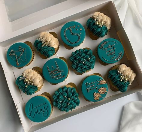 Umrah Mubarak Cake, Umrah Cake, Eid Boxes, Umrah Mubarak, Cupcake Decorating Tips, Donut Decorations, Boxes Ideas, Eat Your Heart Out, Cupcake Decorating