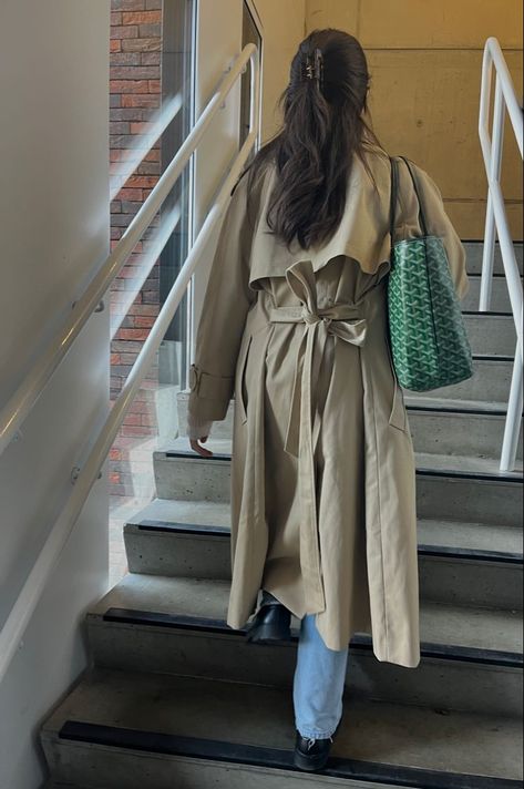 Trench Coat Summer, Trench Coat Outfits Aesthetic, Spring Outfits Trench Coat, Green Goyard Bag Outfit, Trench Coat Inspiration, Green Goyard Outfit, Autumn Trench Coat Outfit, Blue Trenchcoat Outfit, Green Goyard Tote Outfit