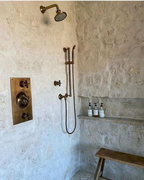 7 Best Shower walls' Materials To Complete Your Renovation - gramydeco.com Brick Wall Shower Ideas, Renovate Master Bath, No Wall Showers Walk In, Rock Wall Shower Ideas, Stacked Stone Shower Wall, Earthy Shower Tile Ideas, Rock Wall In Bathroom, Stone Cottage Bathroom, Large Showers Without Doors