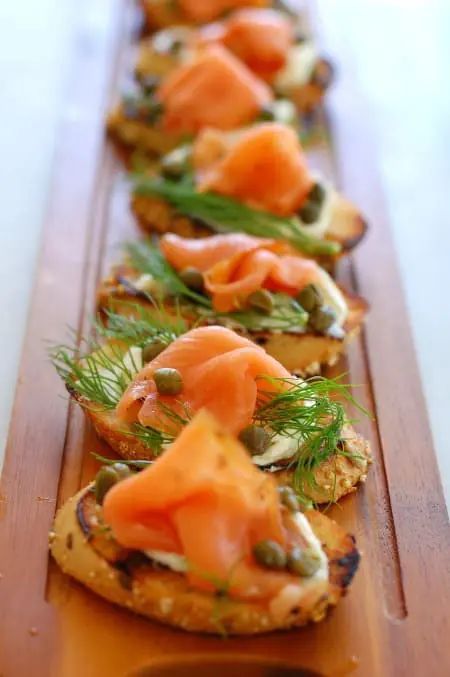 Capers Appetizer, Bite Size Appetizers Easy, Salmon Dill, Smoked Salmon Appetizer, Salmon Appetizer, Popular Appetizers, Bite Size Appetizers, Seafood Appetizers, Snacks Für Party