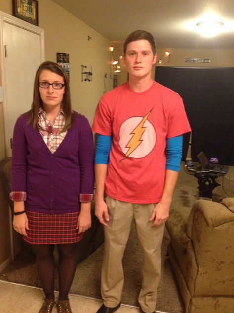 Sheldon and Amy from Big Bang Theory - cheap, last minute couple costume DIY Halloween Sheldon And Amy Costume, Young Sheldon Halloween Costume, Comic Con Couple Costumes, Couples Comic Con Costumes, Big Bang Theory Halloween Costumes, Cheap Couples Costumes, Dynamics Duo, Couple Costume Diy, Last Minute Halloween Costumes Ideas