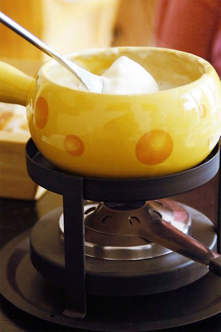 Cómo hacer una buena fondue de queso en casa - El Monstruo de las Recetas Piece Of Bread, Gruyere Cheese, Dry White Wine, How To Make Cheese, Kitchen Aid Mixer, Bite Size, Cheese Fondue, Saute Pan, Serving Dishes