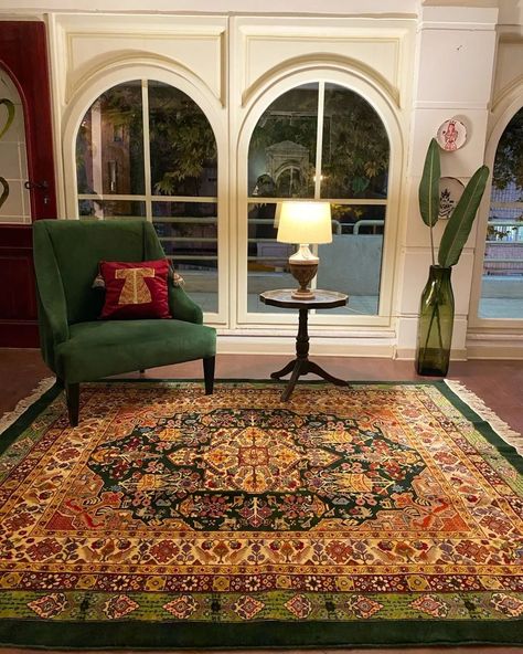 Persian Rug Interior Design, Persian Bedroom Aesthetic Cozy, Persian Design Interior, Armenian Home Decor, Pakistani House Decor, Persian Rug Aesthetic Room, Green Persian Rug Living Room, Persian Interior Design Living Rooms, Persian House Design