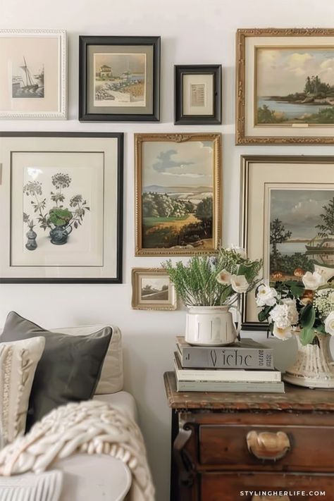 Gallery Wall Modern And Vintage, Mix Of Modern And Traditional Decor, Romantic Style Decor, Vintage Room Inspiration, Old House Decorating Interior Design, Vintage Home Decor Inspiration, Cozy Vintage Home, French Vintage Home, Vintage Home Design