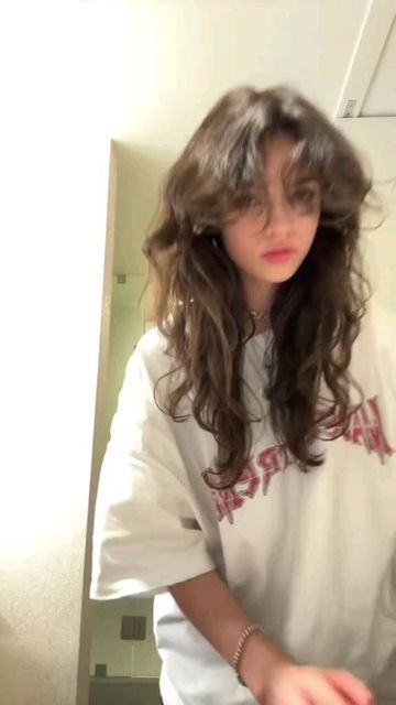 AAH | Ari Abdul's House on Instagram: "📸| @arianna.abdul via TikTok (Imaginary.ari) #ariabdul" Hair Inspiration Short, Hairstyles For Layered Hair, Shot Hair Styles, Haircuts Straight Hair, Fluffy Hair, Long Wavy Hair, Cut My Hair, Dream Hair, Grunge Hair