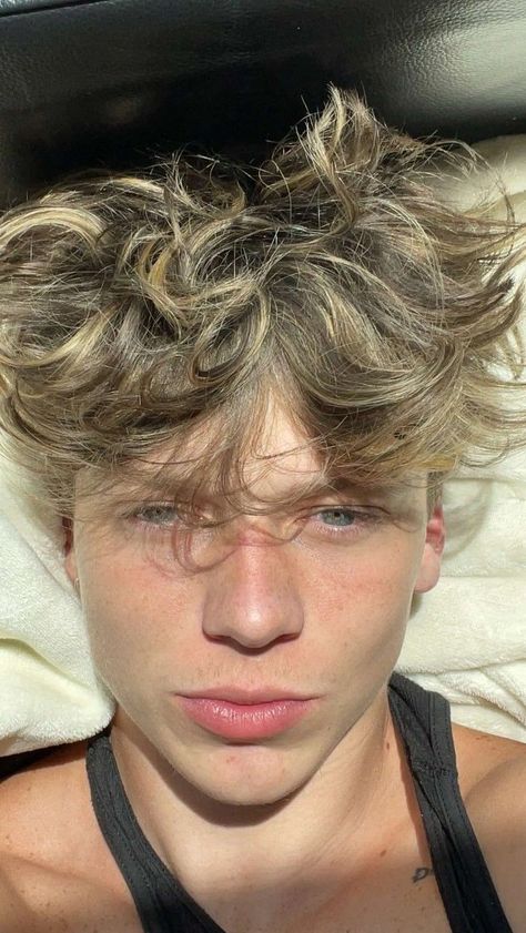 90s Hairstyles Men Rocked Effortlessly In 2024 | 90s Aesthetic | 90s Nostalgia | 2000s hairstyles men | 90s boys hair | Aesthetic Cool & Trendy 90s Hairstyles Ideas For Men To Try In 2024 Boys With Blonde Hair, Boys Hair Highlights, Popular 90s Hairstyles, Men Blonde Highlights, Light Brown Hair Men, Blonde Hair And Brown Eyes, Dirty Blonde Hair With Highlights, Blonde Hair And Brown, Slick Backs