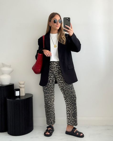 Stacie Elsmore | 10 ways to wear leopard jeans/trousers 👉🏻 Which outfit is your favourite?! 🖤 Leopard is definitely the print of the season & although… | Instagram Printed Trousers Outfit, Print Jeans Outfit, Leopard Jeans Outfit, Leopard Pants Outfit, Leopard Print Pants Outfit, Leopard Trousers, Printed Pants Outfits, 10 Ways To Wear, Job Clothes