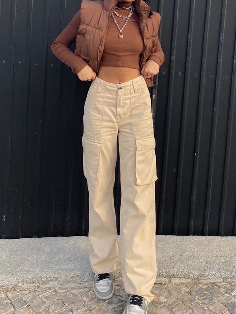 Celana Kargo, Cargo Outfit, Celana Fashion, Outfits Con Jeans, Cargo Pants Outfit, Beige Pants, Everyday Fashion Outfits, Casual Day Outfits, Easy Trendy Outfits