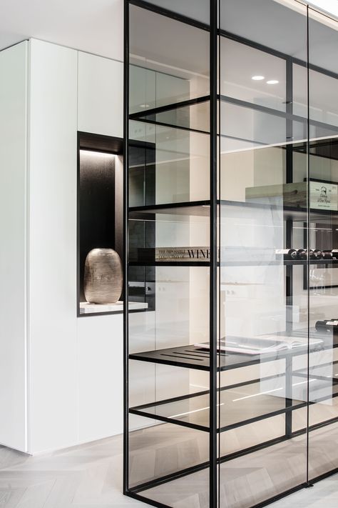 White And Black Office Decor, Glass Cabinet Design, Niches Design, Wall Niches, Glass Display Shelves, Glass Shelving, Cabinet Detailing, Interior Remodel, Estantes Flotantes