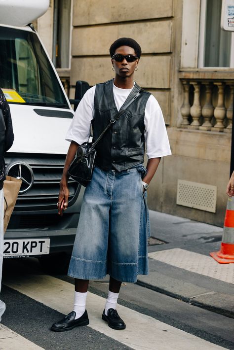 street style from Paris Fashion Week shot by @ModeHunter (September 2023) High Fashion Summer Outfits Men, Masc Nonbinary Outfits, Tailored Streetwear, Men Linen Outfit Summer, Womens Streetwear Fashion, Gay Style, Experimental Fashion, Denim Outfit Men, Artist Fashion