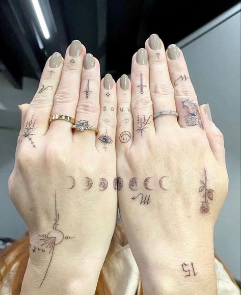 Tato Henna, Hand And Finger Tattoos, Handpoke Tattoo, Medusa Tattoo, Hand Tattoos For Women, Small Hand Tattoos, Dainty Tattoos, Subtle Tattoos, Aesthetic Tattoo