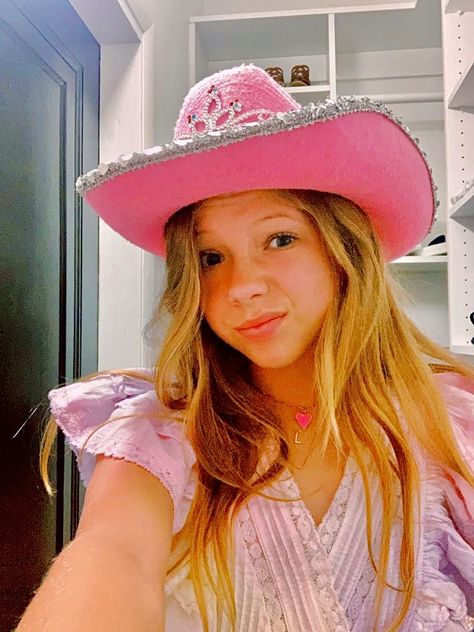 Preppy Birthday Outfit, Cowgirl Hat Aesthetic, Berry Avenue Pfp, Preppy Monkey, Preppy Poses, Preppy Easter, Preppy Family, Preppy People, Preppy Pfps