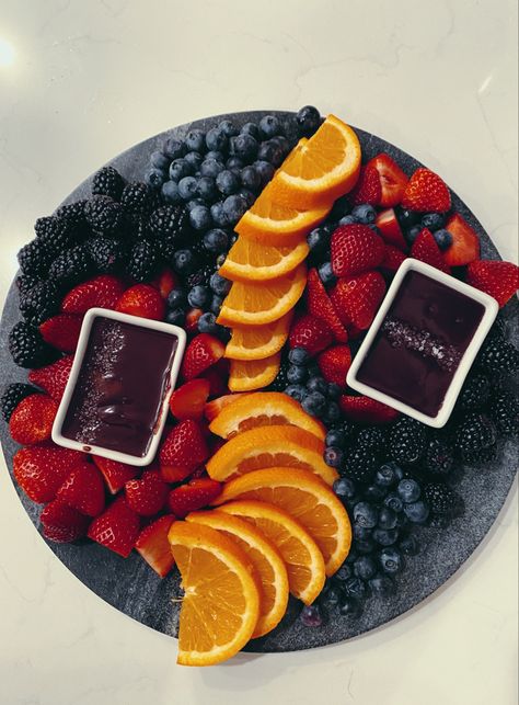 Fruit Chocolate Platter, Simple Fruit Board, Fruit Board Simple, Elegant Fruit Platter, Mini Fruit Platter, Simple Fruit Charcuterie Board, Small Platter Ideas, Fruit Charcuterie Board Ideas Simple, Fruit Platter Simple