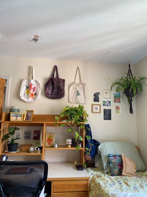 Plant College Dorm, College Dorm Room Plants, Urban Outfitters College Dorm, Crunchy Room Aesthetic, Dorm Green Aesthetic, Dorm Plants Decor, Small Dorm Aesthetic, Bohemian Dorm Room Decor, Crunchy Dorm Room