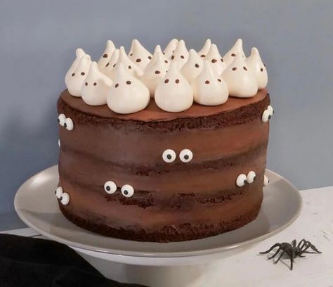 Halloween Mini Cakes, Halloween Chocolate Cake, Ghost Meringues, Halloween Cake Design, Halloween Cakes Easy, Halloween Cake Ideas, Pasteles Halloween, Mini Ghost, Ghost Cake