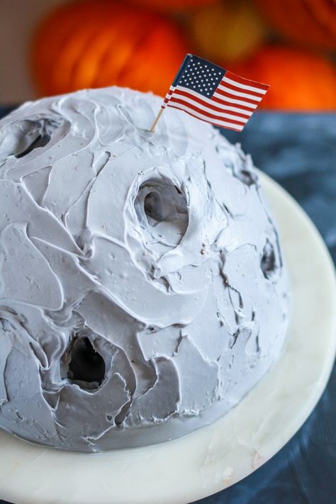 A Funfetti Moon Cake: Two the Moon | Lilies and Loafers Essen, How To Make A Moon Cake, Moon Smash Cake First Birthdays, Two The Moon Birthday Party Snacks, Alien Smash Cake, Diy Moon Cake, Planet Cake Ideas, Two The Moon Food Ideas, Outer Space Smash Cake