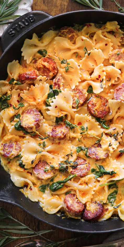 Creamy Acorn Squash Pasta with Sausage and Spinach in a cast iron skillet. Acorn Squash Pasta, Pasta With Sausage And Spinach, Sausage And Spinach Pasta, Squash Pasta Recipe, Pasta Farfalle, Squash Sauce, Sausage And Spinach, Pasta With Sausage, Acorn Squash Recipes