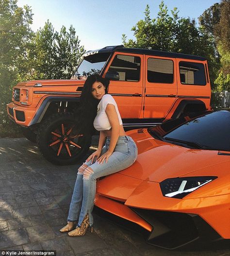 Matching: Kylie Jenner revealed she had got her $225,000 G-Wagon wrapped on Thursday 'just for the summer' to match her $400,000 Lamborghini Aventado Kylie Jenner Car, Hustle Lifestyle, Quotes Hustle, Trajes Kylie Jenner, Baddie Outfit, Mercedes G Wagon, Kylie J, Lux Cars, Kylie Jenner Outfits