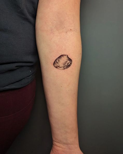 Lil tiny realistic clam shell for Calli! We made it exactly keeper size (1.5") so it'll double as a ruler when she goes clamming! Super fun. I'd love to do more like this. Clam Shell Tattoo, Shell Tattoos, Mermaid Aesthetic, Clam Shell, Tatting, Shells, Tattoos, Beauty