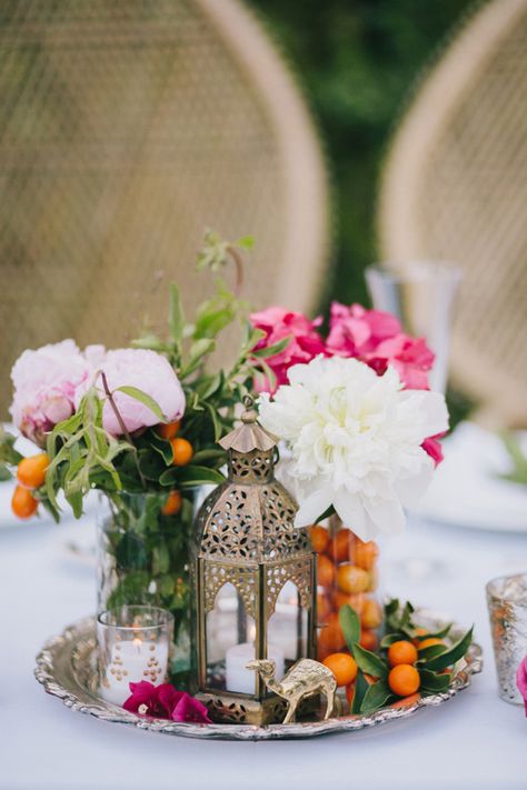 Mediterranean-Moroccan Palm Springs wedding | Photo by Fondly Forever | Read more -  http://www.100layercake.com/blog/?p=81033 Unique Wedding Centerpieces, Vintage Wedding Centerpieces, Flowers And Candles, Moroccan Party, Lantern Centerpiece Wedding, Citrus Wedding, Tafel Decor, Lantern Centerpieces, Indian Wedding Inspiration