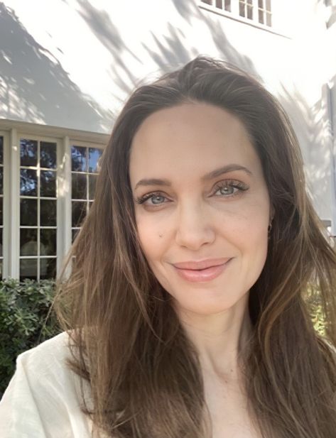 Angelina Jolie Recent Photos, Angelina Jolie Family, Angelina Jolie Photoshoot, Charlize Theron Hair, Shiloh Jolie, Angelina Jolie Photos, African Print Maxi Skirt, Jolie Pitt, Lara Croft