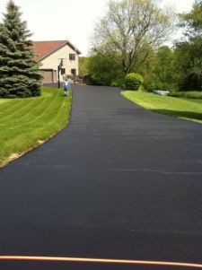 Gravel vs asphalt driveway Flagstone Border, Mowing Strip, Cement Driveway, Driveway Edging, Earth Tone Decor, Asphalt Driveway, Gravel Driveway, Asphalt Road, Edging Ideas