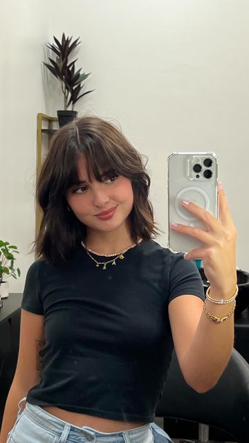 Short Fringe Short Hair, Hairstyles With Bangs For Round Faces, Short Brunette Hair Curly, Cottagecore Bob Hair, Face Framing Bangs For Round Face, Short Hair Bangs Highlights, Bob And Wispy Bangs, Collarbone Length Hair With Wispy Bangs, Wavy Short Hair Women