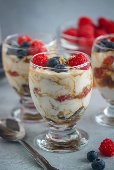 Best Ever Yogurt Parfaits – 5 Boys Baker Vanilla Yogurt Recipes, Quick Brunch Recipes, Simple Breakfast Ideas, Breakfast Yogurt Parfait, Yogurt Parfait Recipe, Yogurt Parfaits, Berry Parfait, Easy Holiday Desserts, Parfait Recipes