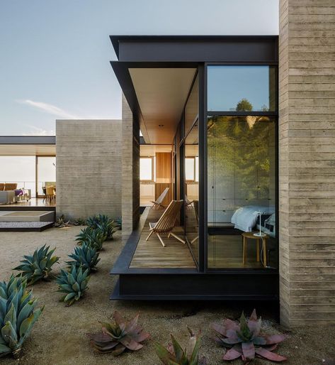 Saddle Peak House by Sant Architects located in Topanga Canyon  Photo by @joefletcherphoto  #designandlive Residential Architecture, Architectural Digest, Topanga Canyon, Modernist House, Loft Interior, Glass Walls, Desert Homes, Mid Century Modern House, Mid Century House