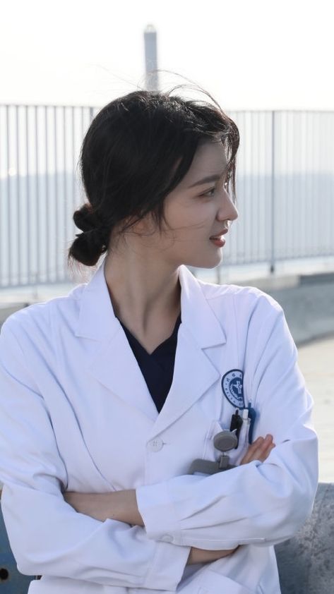 Professional Profile Pictures, Doctor Outfit, Arabian Beauty Women, Jeon Jungkook Photoshoot, Female Doctor, Beauty Life Hacks Videos, School Motivation, Pose Reference Photo