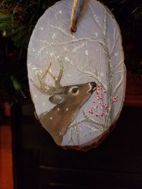 Handpainted Wooden Christmas Ornaments, Christmas Ornament Painting Ideas, Painted Gift Ideas, Christmas Crafts Ornaments, Holiday Craft Ideas, Handpainted Christmas Ornaments, Deer Ornament, Painted Christmas Ornaments, Wood Circles