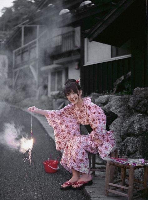 The Kimono Gallery — Fireworks on a summer’s night.  Japan Summer In Japan, Kimono Japan, Turning Japanese, 일본 패션, Yukata Kimono, Summer Kimono, Japanese People, Japan Culture, Foto Poses