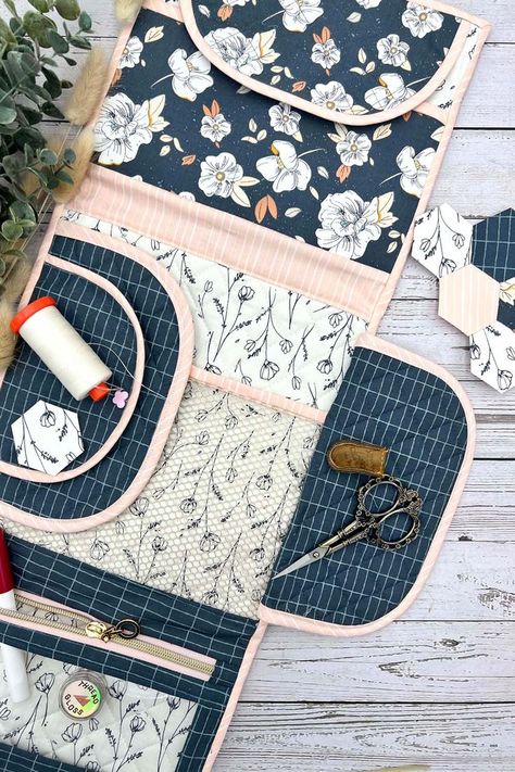 Travel Sewing Case, Quick Sewing Gifts, Sewing Atelier, Sewing Kit Bag, Sewing Station, Crochet Hook Case, Sewing Case, Travel Sewing, Diy Fabric Crafts