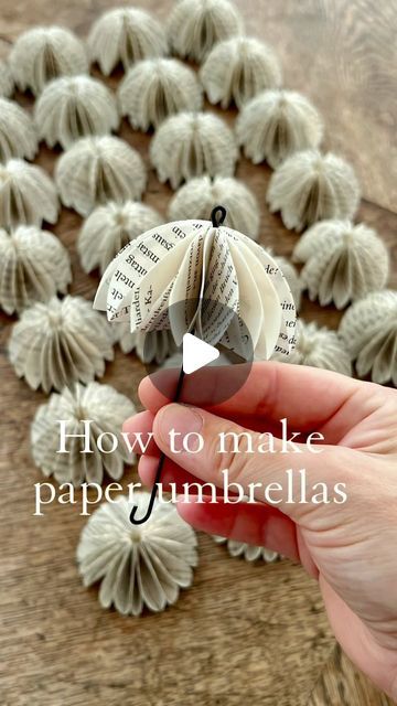 Recycled Book Pages Crafts, Bookish Crafts, Upcycled Books Crafts, Altered Books Pages, Paper Folding Crafts, Paper Umbrella, Old Book Crafts, Paper Play, Recycled Book