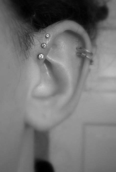 Ears Piercing Ideas Simple, Ear Piercings Unique, Piercings Corps, Triple Forward Helix Piercing, Triple Forward Helix, Ear Peircings, Forward Helix Piercing, Cool Piercings, Forward Helix