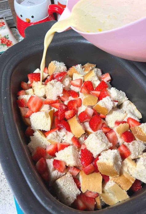 Slow Cooker Strawberry French Toast Casserole | Dine Dream Discover French Toast Recipe Crockpot, Christmas Morning Casserole Breakfast, Mom Breakfast Ideas, Slow Cooker French Fry Casserole, Breakfast Recipes For Party, Easy Party Breakfast Food, Breakfast Ideas For A Crowd Crock Pots, House Guest Meal Ideas, Pull Apart French Toast Bake