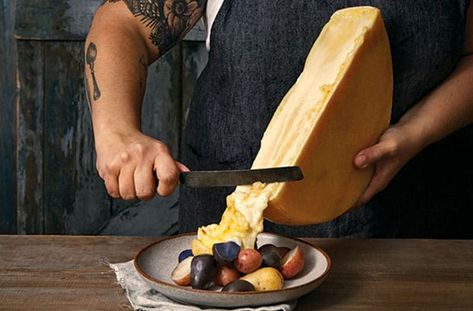 Melting makes great Raclette shine. Explore our guide to this Swiss cheese in all its forms. Raclette Recipes, Raclette Cheese, Swiss Recipes, Raclette Grill, Cheese Wheel, Mole Sauce, Cheese Shop, Creamed Spinach, Food Science