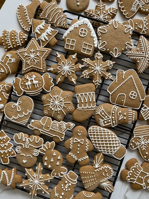 Gingerbread Cookies Decorated Ideas, Gingerbread Men Decorating Ideas, Gingerbread Cookie Designs, Gingerbread Cutout Cookies, Gingerbread Cookie Decorating, Gingerbread Inspiration, Cookie Holiday, Traditional Christmas Food, Cookie Gingerbread