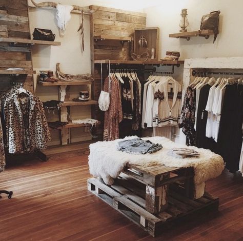 Western Retail Display Ideas, Country Boutique Ideas, Western Boutique Display Ideas, Western Store Display Ideas, Rustic Boutique Ideas, Clothing Display Ideas Boutiques, Western Boutique Display, Boho Boutique Decor, Small Boutique Interior Design Ideas