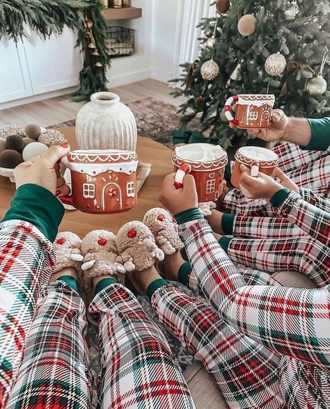 Christmas Sleepover Ideas, Christmas Party Friends, Christmas With Kids, Christmas Sleepover, Watching Christmas Movies, Christmas Pajamas Family, Christmas Pajama Party, Christmas Dreaming, Christmas Prep