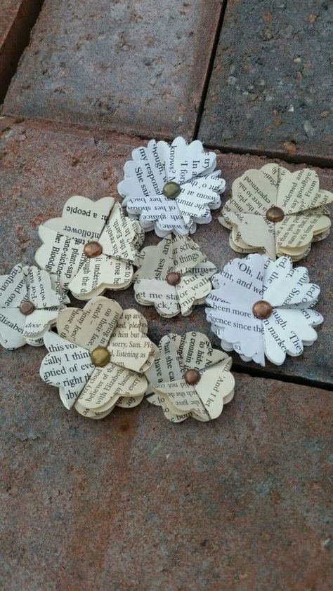 Crafts Out Of Old Books, Paper Folded Flowers, Sheet Music Flowers Diy, Paper Book Flowers, Book Paper Flowers, Sheet Music Flowers, Folded Paper Flowers, Newspaper Flowers, Book Page Flowers