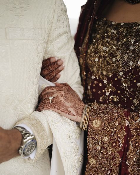 Pakistani Wedding Bride And Groom, Desi Wedding Pictures, Pakistani Wedding Couple Photoshoot, Punjabi Wedding Mehndi, Desi Engagement Aesthetic, Nikkah Couple Poses, Pakistani Wedding Photos, Pakistani Couple Photography, Desi Wedding Poses