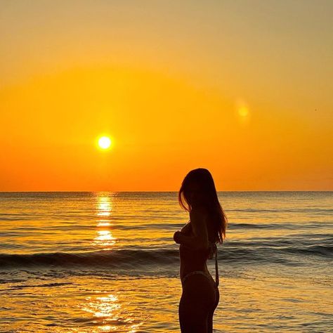 LEXI HIDALGO on Instagram: "Yellow mellow" Lexi Hidalgo Instagram, Beach Poses Instagram Bikinis Sunset, Lexi Hidalgo Hawaii, Sunset Beach Photos Instagram, Sunset Photo Ideas Instagram, Yellow Girl Aesthetic, California Picture Ideas, Photo In Beach, Lexi Hidalgo Outfits