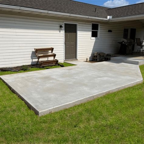 concrete-patio Patio Slabs Ideas, Water Wall Diy, Concrete Slab Patio, Patio Repair, Poured Concrete Patio, Diy Concrete Patio, Diy Patio Cover, Pouring Concrete, Concrete Backyard